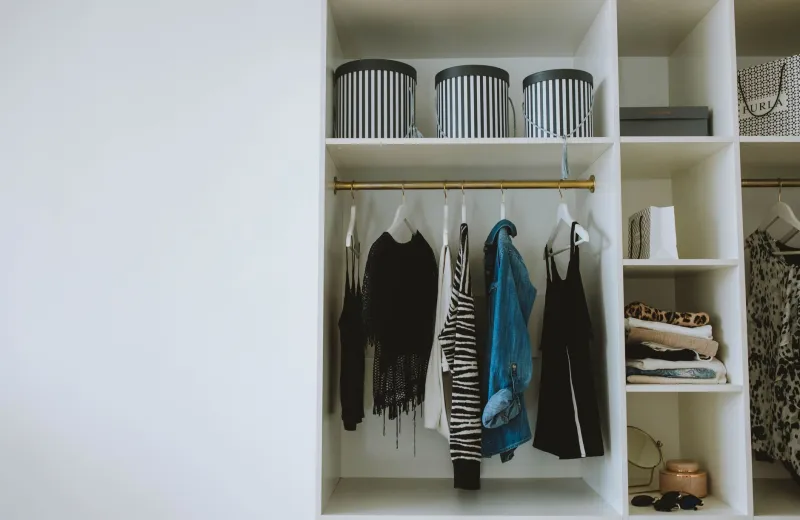 30 Pieces, Zero Stress: How to Build a Wardrobe That Survives Your Whole Week
